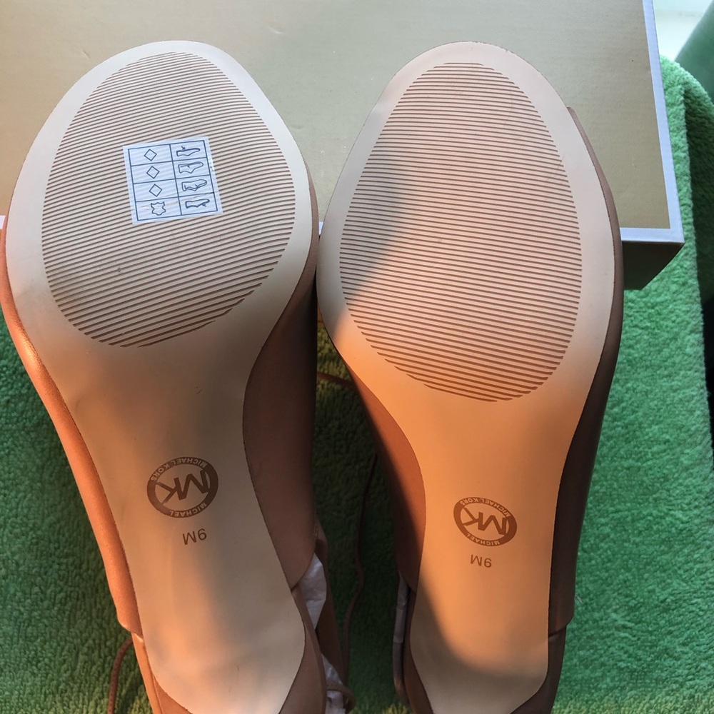 ✅ BRAND NEW Michael Kors Heels 👡 - Picture 4 of 4
